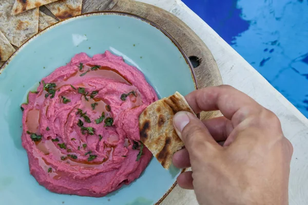 Hummus Remolacha Con Trozos Pan Naan Recién Horneado —  Fotos de Stock