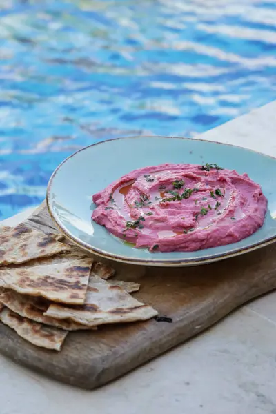 Hummus Remolacha Con Trozos Pan Naan Recién Horneado —  Fotos de Stock