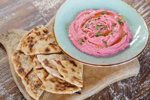 Hummus Beterraba Com Pedaços Pão Naan Recém Assado — Fotografia de Stock