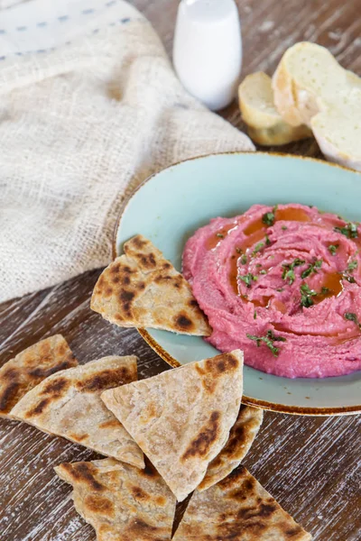 Rödbetor Hummus Med Bitar Nybakat Naan Bröd — Stockfoto