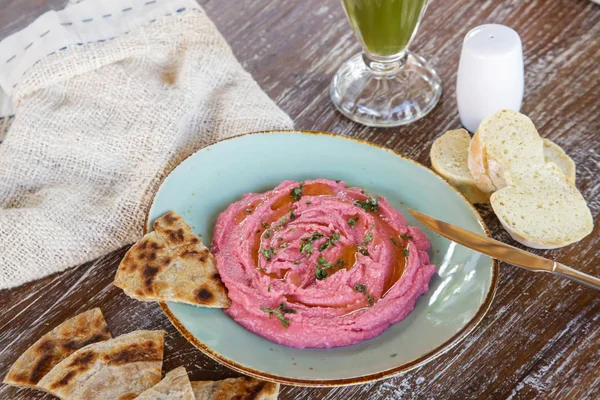 Hummus Barbabietole Con Pezzi Pane Naan Appena Sfornato — Foto Stock