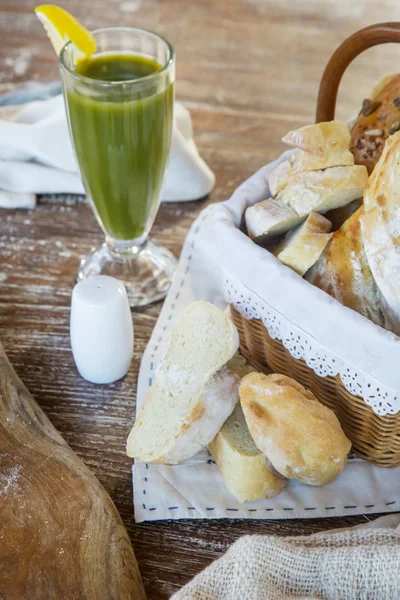 Fatias Pão Cozido Fresco Caseiro Bebida Desintoxicação Verde Mesa Madeira — Fotografia de Stock