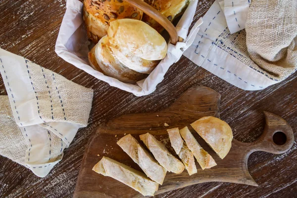 Pão Assado Fresco Caseiro Mesa Madeira — Fotografia de Stock