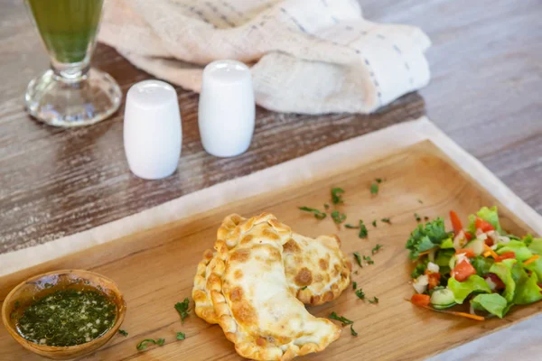 Empanadas Gebackener Gefüllter Teig Serviert Auf Einem Holzteller Mit Frischem — Stockfoto