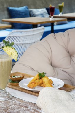 Bahar rulo ve sağlıklı smoothie cam restoran masada servis, rahat yemek restoran gıda