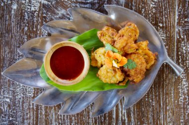 Domates soslu sebzeli börek