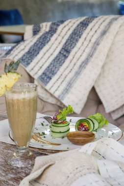 İnce dilimlenmiş çiğ kabak taze bir organik smoothie restoran masada servis ile rulo, vejetaryen sağlıklı atıştırmalık