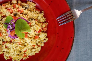 Basit tofu scramble, çırpılmış yumurta bir vegan alternatif.