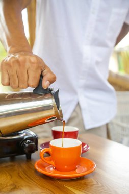 Barista taze kahve hazırlıyor