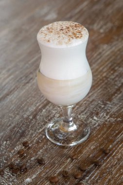 ahşap masa olarak buzlu kahve