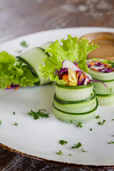 薄片生西葫芦卷与蔬菜和花生酱 有机素食健康小吃 — 图库照片
