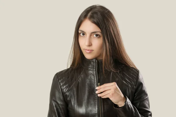 Estúdio Retrato Uma Jovem Mulher Com Cabelo Castanho Longo Vestindo — Fotografia de Stock