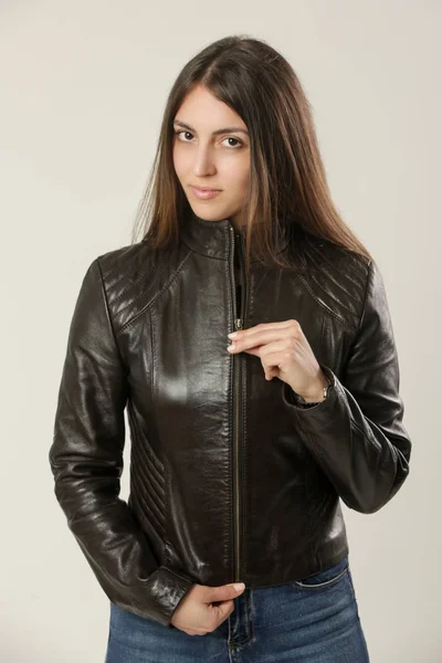 Siyah Deri Ceket Giyen Uzun Kahverengi Saçlı Genç Bir Kadının — Stok fotoğraf