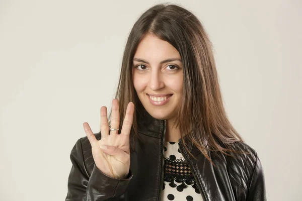 Estúdio Retrato Jovem Morena Sorrindo Mostrando Número Quatro Com Dedos — Fotografia de Stock