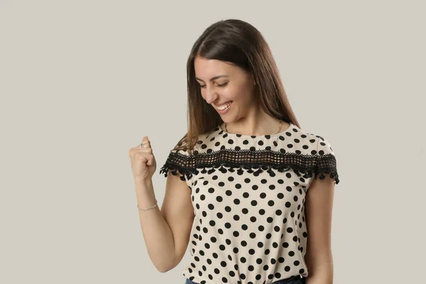 Uma Jovem Mulher Poderosa Bolinhas Camisa Fundo Cinza Estúdio Tiro — Fotografia de Stock