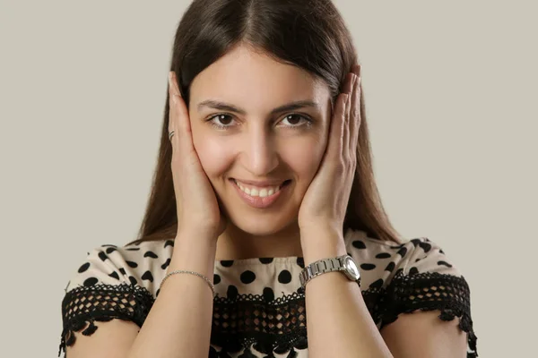 Молода Усміхнена Жінка Руками Вухах Студійний Портрет Сірому Фоні — стокове фото
