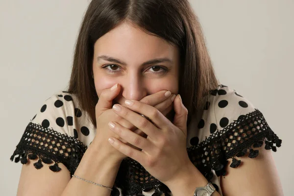 Estúdio Retrato Uma Jovem Mulher Cobrindo Boca Com Mãos Sem — Fotografia de Stock