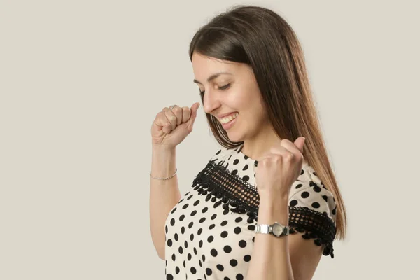 Uma Jovem Mulher Poderosa Bolinhas Camisa Fundo Cinza Estúdio Tiro — Fotografia de Stock