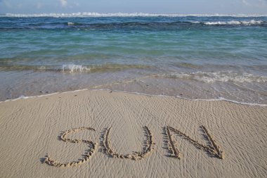 Dünya güneşi boş kumlu plajda yazılı