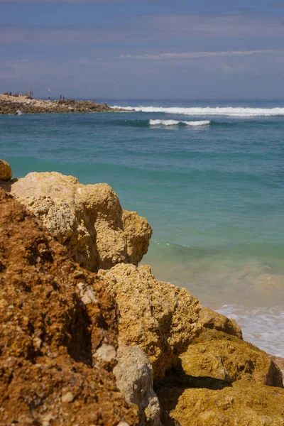 Enormi Rocce Sulla Spiaggia Con Acqua Turchese Dietro — Foto Stock