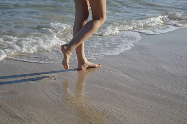 Frau Tropischen Sandstrand Nahaufnahme Von Beinen Und Wellen — Stockfoto