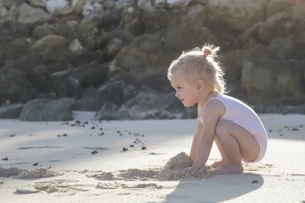 Маленькая Девочка Играет Песком Пляже — стоковое фото