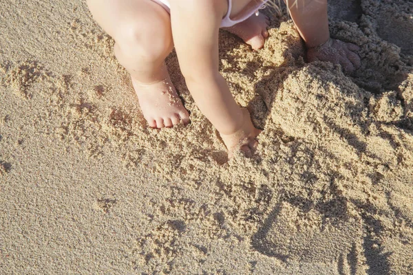 Kleines Kleinkind Spielt Mit Sand Strand — Stockfoto