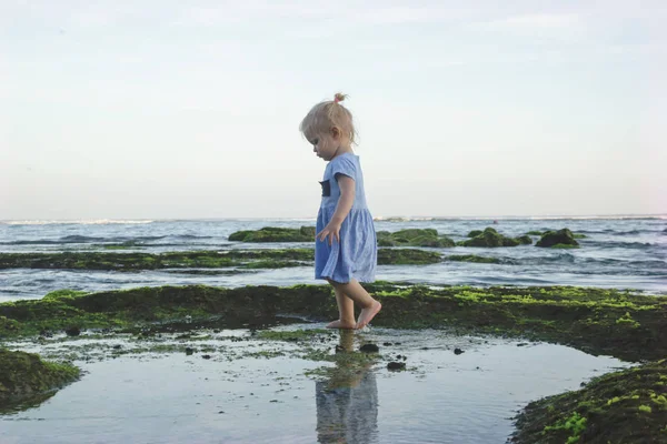 Kayalık plajda bir gün zevk mutlu bir çocuğun samimi portre