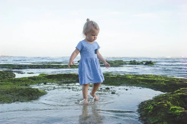 Откровенный Портрет Счастливого Ребенка Наслаждающегося Днем Скалистом Пляже — стоковое фото