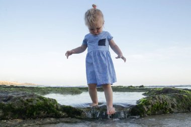 Kayalık plajda bir gün zevk mutlu bir çocuğun samimi portre