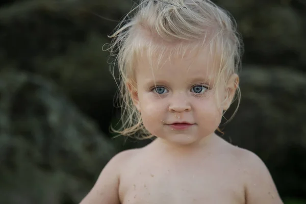 愛らしいブロンドの幼児の女の子の率直な屋外ヘッドショット — ストック写真