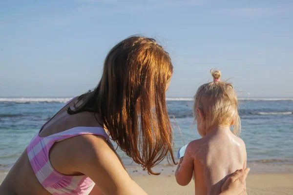 Sluneční Péče Pláži Maminka Batole Používá Krém Ochranu Proti Slunečnímu — Stock fotografie