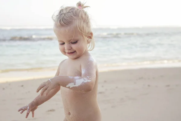 一个快乐的幼儿在沙滩上享受一天的坦率的肖像 — 图库照片