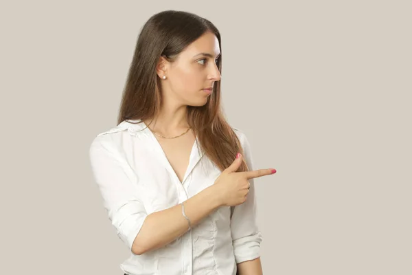 Schöne Attraktive Junge Frau Porträt Geschäftsfrau Zeigt Mit Dem Finger — Stockfoto
