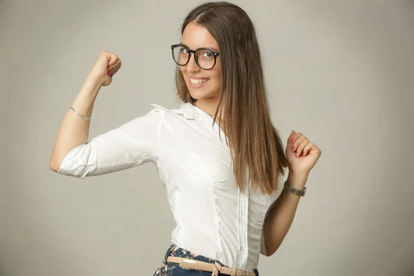 Hermoso Retrato Mujer Joven Atractiva Estudio Una Alegre Mujer Negocios — Foto de Stock