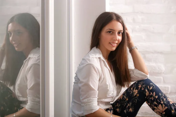 Retrato Interno Jovem Morena Elegante Olhando Para Câmera — Fotografia de Stock