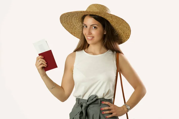 Jovem Viajante Mulher Vestindo Grande Chapéu Palha Segurando Passaporte Bilhetes — Fotografia de Stock