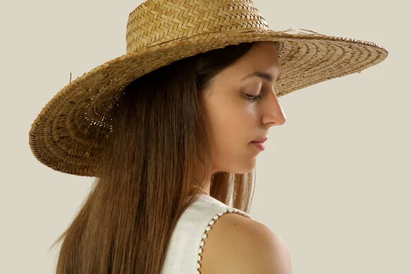 Studio Portret Van Een Jonge Brunette Dragen Brede Rand Stro — Stockfoto