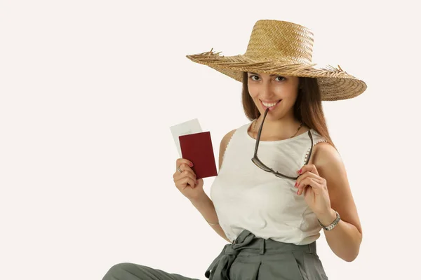 Junge Reisende Mit Einem Großen Strohhut Der Hand Einen Pass — Stockfoto