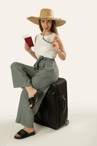 Νέα Γυναίκα Ταξιδιώτης Φορώντας Ένα Μεγάλο Ψάθινο Καπέλο Κρατώντας Ένα — Φωτογραφία Αρχείου