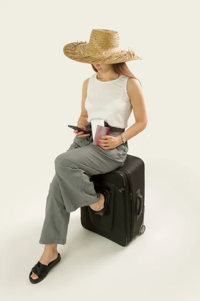 Ένας Νεαρός Ταξιδιώτης Κοιτούσε Τηλέφωνο Γυναίκα Αποσκευές Φωτογραφία Από Στούντιο — Φωτογραφία Αρχείου