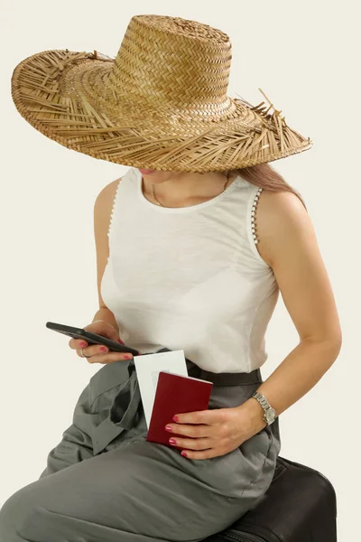 Молодой Путешественник Смотрит Телефон Женщина Багажом Снимок Студии Летние Каникулы — стоковое фото