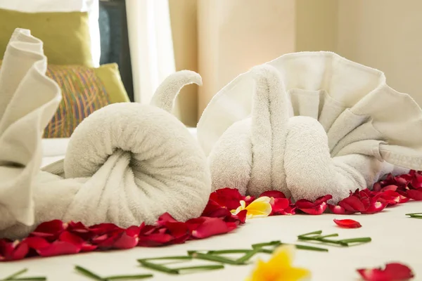 Lüks Otel Odası Balayı Dekorasyonu Havlu Kuğular Yatakta Gül Çiçekleri — Stok fotoğraf