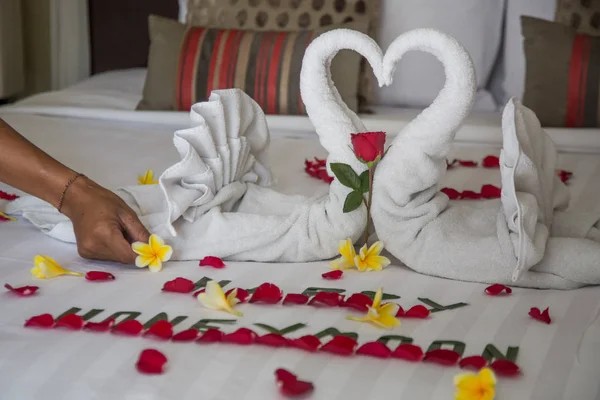 Интерьер Роскошной Спальни Отеля Медовым Убранством Лебеди Цветы Роз Кровати — стоковое фото
