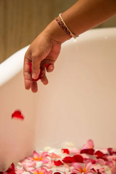 Eine Weibliche Hand Wirft Blütenblätter Die Badewanne Hotelangestellte Bereitet Hotelsuite — Stockfoto