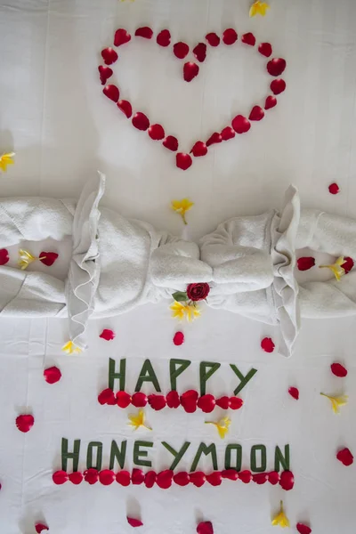 Luxus Hotelschlafzimmer Mit Flitterwochen Dekoration Handtuchschwäne Und Rosenblumen Auf Dem — Stockfoto