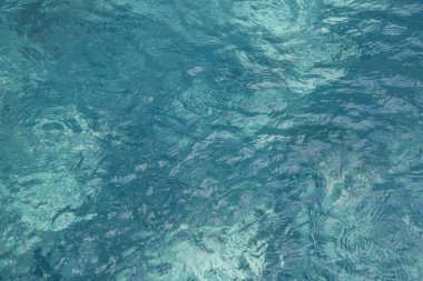 Turkuaz su yüzeyinin yüksek çözünürlüklü arka planı