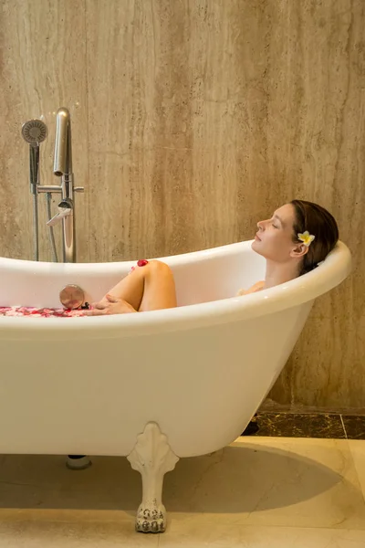 Portrét Mladé Ženy Relaxující Vaně Organická Péče Pleť Luxusních Hotelových — Stock fotografie