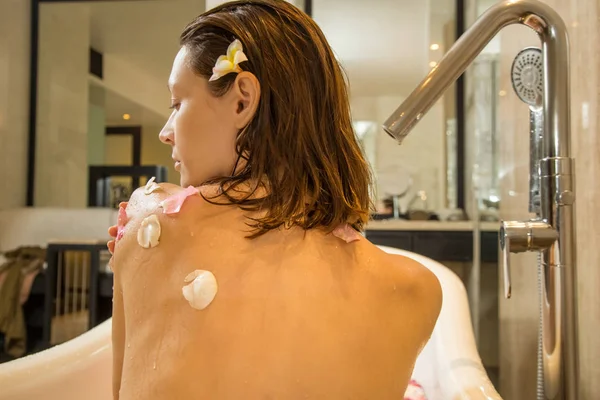 Retrato Una Joven Que Relaja Bañera Cuidado Orgánico Piel Lujoso —  Fotos de Stock