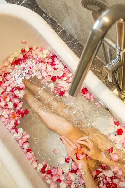 Junge Frau Badet Der Badewanne Voller Blütenblätter Beine Aus Nächster — Stockfoto